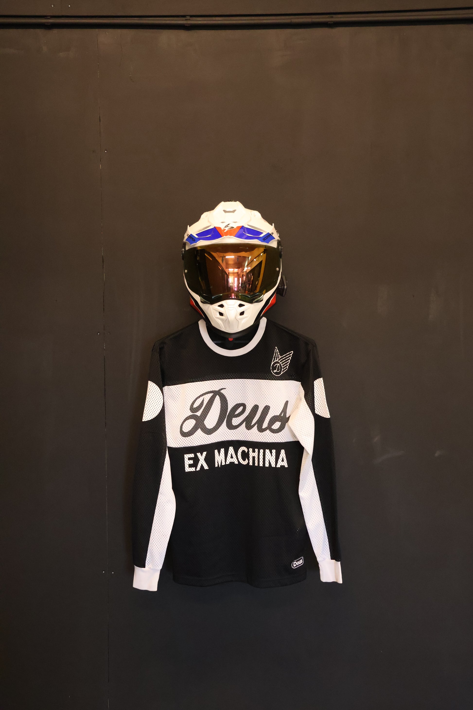 NM Helmet wall mount